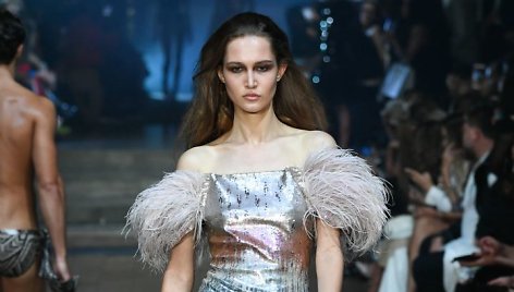 „Julien Macdonald“ 2020 m. pavasario ir vasaros kolekcijos modelis