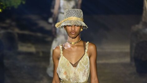 &bdquo;Dior&ldquo; 2020 m. pavasario ir vasaros kolekcijos modelis