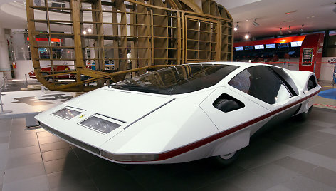 Ferrari Modulo prie medinės formos, naudotos kuriant kėbulą. (Morio, Wikimedia(CC BY-SA 3.0)