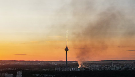 Karoliniškėse, garažų masyve degė pabėgiai ir šiukšlės