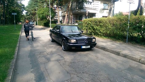 Skaitytojas Palangoje nufotografavo itin retą „Mercedes Benz 560 Sec AMG“