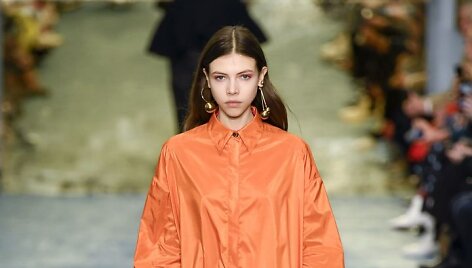 &bdquo;Carolina Herrera&ldquo; 2019&ndash;2020 m. rudens ir žiemos kolekcijos modelis