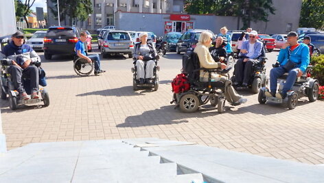 Neįgalieji sako, kad tokios nuovažos įrengtos tik &bdquo;dėl akių&ldquo; &ndash; jomis užvažiuoti neįmanoma