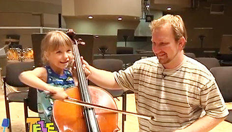 LVSO muzikantas Povilas Jacunskas supažindina vaikus su violančele