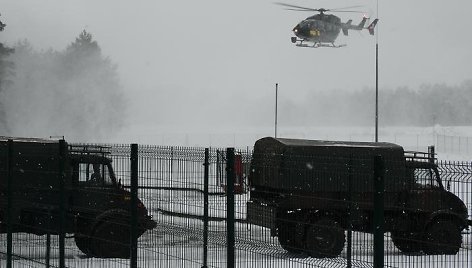 Taktinėse pratybose mokėsi veikti pagal sienos priedangos planą