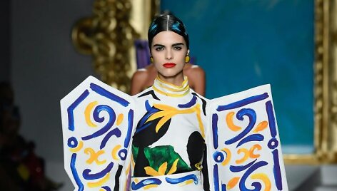 &bdquo;Moschino&ldquo; 2020 m. pavasario ir vasaros kolekcijos modelis