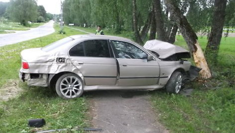 Paryčiais Ukmergėje girto jaunuolio BMW rėžėsi į medį