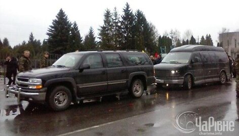 &bdquo;Pravyj sektor&ldquo; savo lyderį D.Jaro&scaron;ą vežioja pagrobtais prabangiais automobiliais