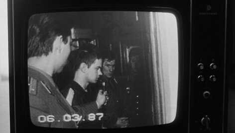 Kadras i&scaron; filmo &bdquo;Vėliava i&scaron; plytų&ldquo; (rež. Saulius Beržinis, 1988)