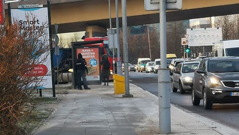 Policija fiksavo telefonais besinaudojančius vairuotojus