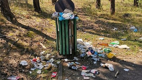 Poilsiautojai pasipiktinę šiukšlėmis dviračių trasoje Neringoje. 