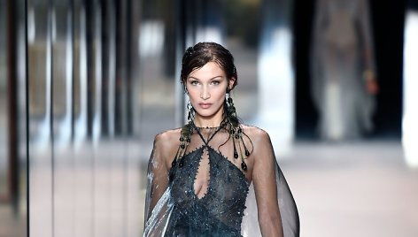 „Fendi“ 2021 m. pavasario ir vasaros aukštosios mados kolekcijos modelis: Bella Hadid