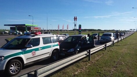 Klaipėdos policijos pareigūnai sekmadienį, surengę reidą prie Jakų žiedo, i&scaron;ai&scaron;kino net pus&scaron;imtį greičio vir&scaron;ytojų. 