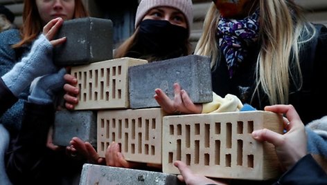 atvijos sostinėje kūrėjai kraudami plytas protestavo prieš planus didinti mokesčius