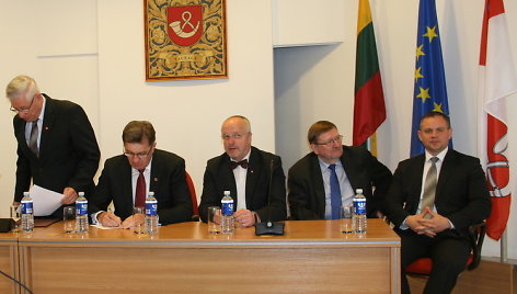 Tauragės rajono savivaldybės meras Pranas Petrošius, ministras pirmininkas Algirdas Butkevičius, krašto apsaugos ministras Juozas Olekas, teisingumo ministras Juozas Bernatonis ir Seimo narys Darius Petrošius.