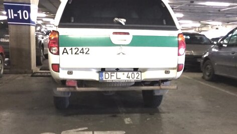 Policijos automobilis per dvi vietas