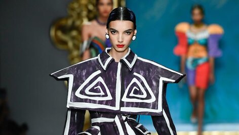 &bdquo;Moschino&ldquo; 2020 m. pavasario ir vasaros kolekcijos modelis