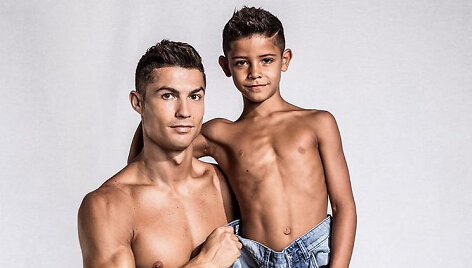Cristiano Ronaldo su sūnumi Cristiano jaunesniuoju