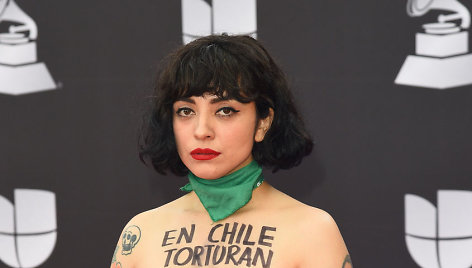 Dainininkė Mon Laferte Lotynų Amerikos „Grammy“ apdovanojimuose