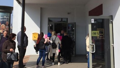 Eilės prie pa&scaron;to Alytuje