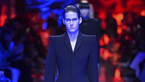 &bdquo;Balenciaga&ldquo; 2019 m. pavasario ir vasaros kolekcijos modelis