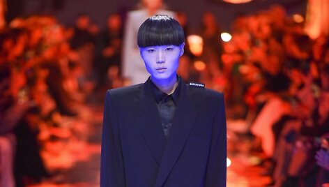 &bdquo;Balenciaga&ldquo; 2019 m. pavasario ir vasaros kolekcijos modelis