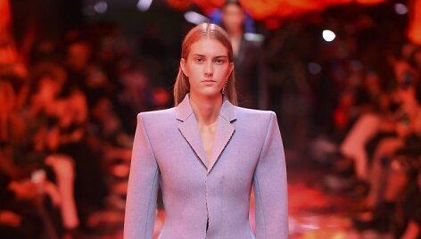&bdquo;Balenciaga&ldquo; 2019 m. pavasario ir vasaros kolekcijos modelis