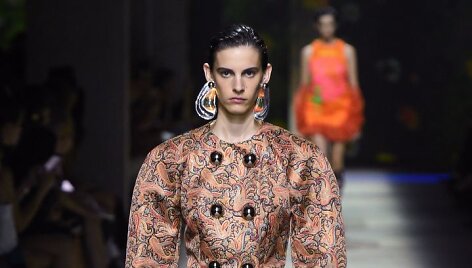 &bdquo;Christopher Kane&ldquo; 2020 m. pavasario ir vasaros kolekcijos modelis