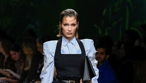 „Versace“ 2020 m. pavasario ir vasaros kolekcija: Bella Hadid