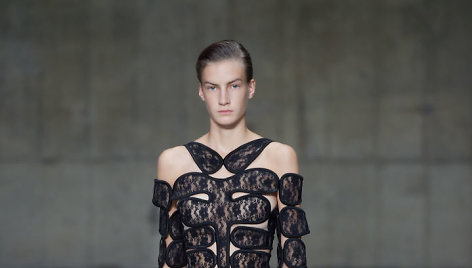 „Christopher Kane“ 2019 m. pavasario ir vasaros kolekcijos modelis