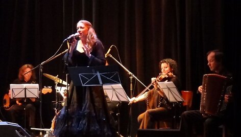 Dainininkė Raimonda Janutėnaitė ir Tomo Leiburo retro muzikos ansamblis