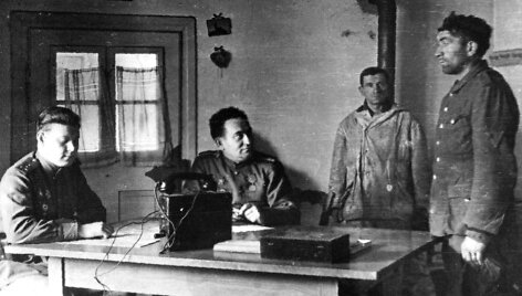 Į nelaisvę patekusio vokiečio apklausa. Jį tardo Raudonosios armijos padalinių &bdquo;ypatingųjų skyrių&ldquo; vir&scaron;ininkai.