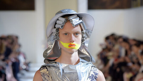 &bdquo;Maison Margiela&ldquo; 2016 m. rudens-žiemos auk&scaron;tosios mados kolekcijos modelis