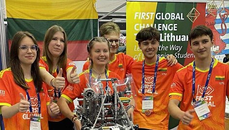 Lietuvos moksleivių rinktinė i&scaron;kovojo sidabro medalį pasaulio robotikos olimpiadoje
