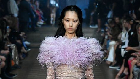 „Julien Macdonald“ 2020 m. pavasario ir vasaros kolekcijos modelis