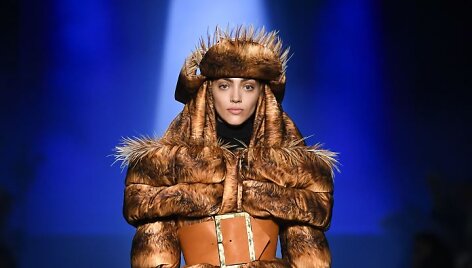 &bdquo;Jean Paul Gaultier&ldquo; 2019&ndash;2020 m. rudens ir žiemos auk&scaron;tosios mados kolekcijos modelis