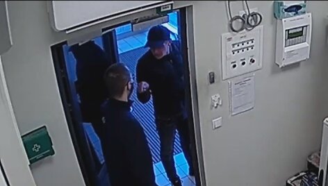 Kaune užpultas apsaugininkas, policija ie&scaron;ko &scaron;io žmogaus