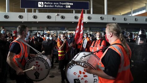 Paryžiuje Ch.de Gaulle'io oro uosto darbuotojai blokavo vieną i&scaron; terminalų