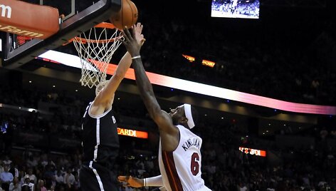 Masonas Plumlee blokuoja LeBrono Jameso dėjimą