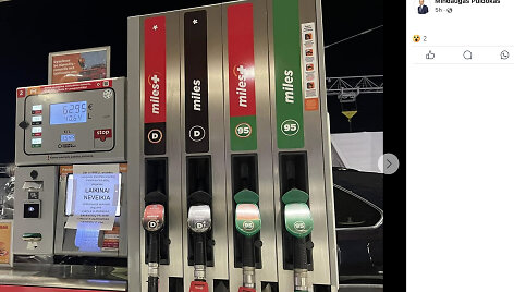 Nors degalinėje tariamai buvo sutrikęs elektros tiekimas, kolonėlės veikė, teritorija buvo apšviesta