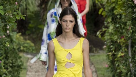 &bdquo;Kenzo&ldquo; 2021 m. pavasario ir vasaros kolekcijos modelis