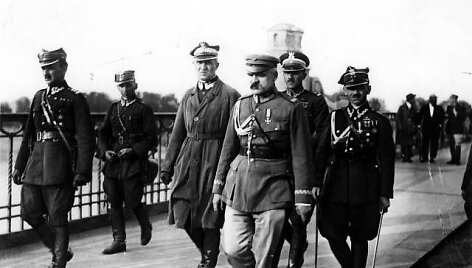 Jozefas Pilsudskis (pirmame plane de&scaron;inėje) su kitais 1926 metų perversmo organizatoriais