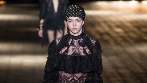 &bdquo;Saint Laurent&ldquo; 2018&ndash;2019 m. rudens ir žiemos kolekcijos modelis