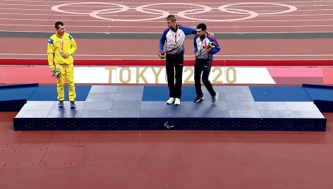 Ukrainietis Igoris Cvetkovas (kairėje) atsisakė bendros nuotraukos su Rusijos paralimpinio komiteto atletais.