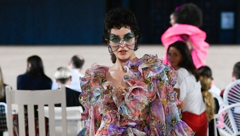 &bdquo;Marc Jacobs&ldquo; 2020 m. pavasario ir vasaros kolekcijos modelis