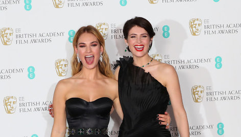 Lily James ir Gemma Arterton 