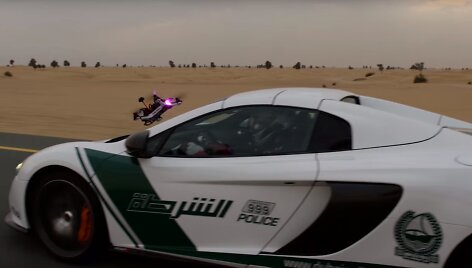 &bdquo;McLaren 650s&ldquo; ir bepilotė skraidyklė surengė lenktynes