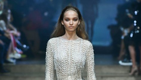 „Julien Macdonald“ 2020 m. pavasario ir vasaros kolekcijos modelis