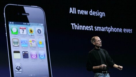 S.Jobsas pristatė ploniausią i&scaron;manųjį telefoną rinkoje &bdquo;iPhone 4&ldquo;.