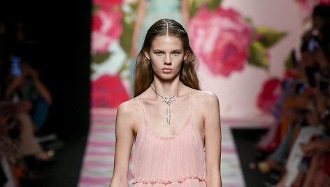 &bdquo;Blumarine&ldquo; 2020 m. pavasario ir vasaros kolekcijos modelis